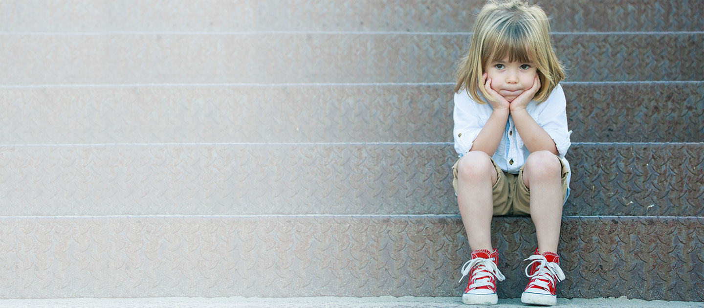 Wartendes Kind sitzt auf Treppe